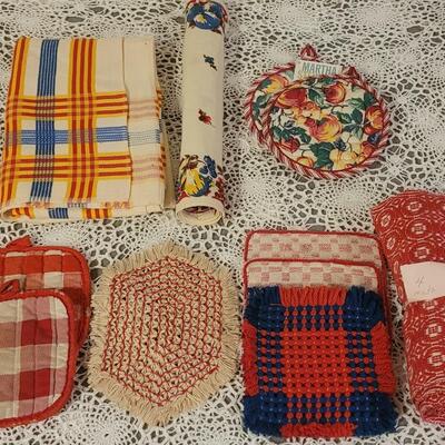 Lot 227: Vintage Tablecloth, Placemats, & Hot Pads (new & vintage)