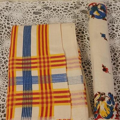 Lot 227: Vintage Tablecloth, Placemats, & Hot Pads (new & vintage)
