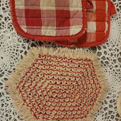 Lot 227: Vintage Tablecloth, Placemats, & Hot Pads (new & vintage)