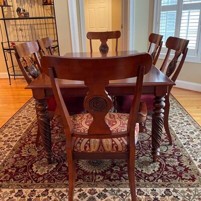 Stunning  kitchen table with 6 chairs