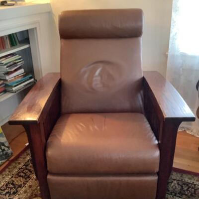 E556 Leggett & Platt Brown Leather Mission Style Reclining Chair