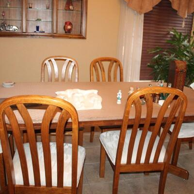 Large wood dinning room table and 6 chairs with 2 table leaf in over 9' long