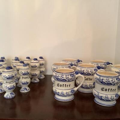 D595 Blue Onion Spice Jars & Coffee Mugs