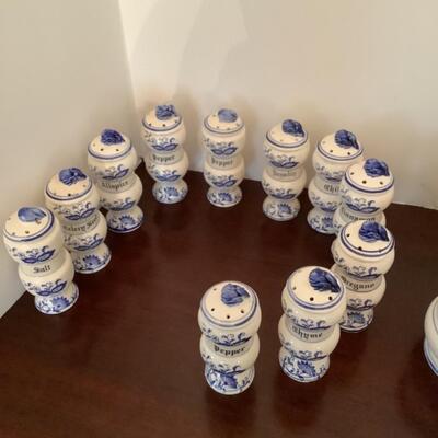 D595 Blue Onion Spice Jars & Coffee Mugs