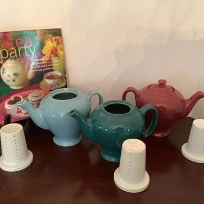 D604 Set of 3 Baltimore McCormick Teapots w/ Book