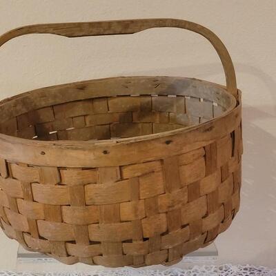 Lot 9: Antique Primitive Large Splint Wood Gathering Basket with Wood Handle