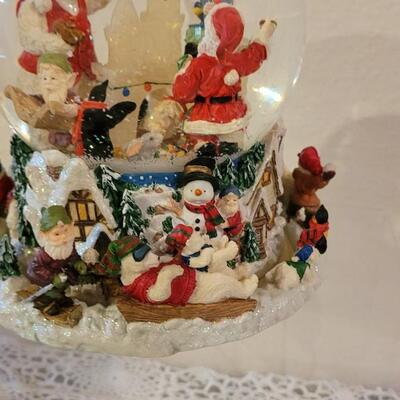 Lot 28: "Santa Claus is Coming to Town" Water Snow Globe