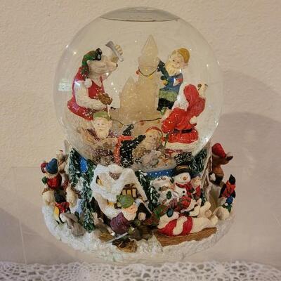 Lot 28: "Santa Claus is Coming to Town" Water Snow Globe