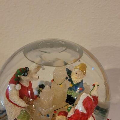 Lot 28: "Santa Claus is Coming to Town" Water Snow Globe
