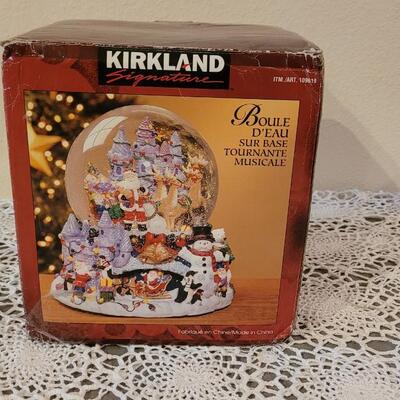 Lot 28: "Santa Claus is Coming to Town" Water Snow Globe