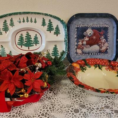 Lot 29: Vintage Plastic Christmas Serving Dishes & Poinsettia Table Display