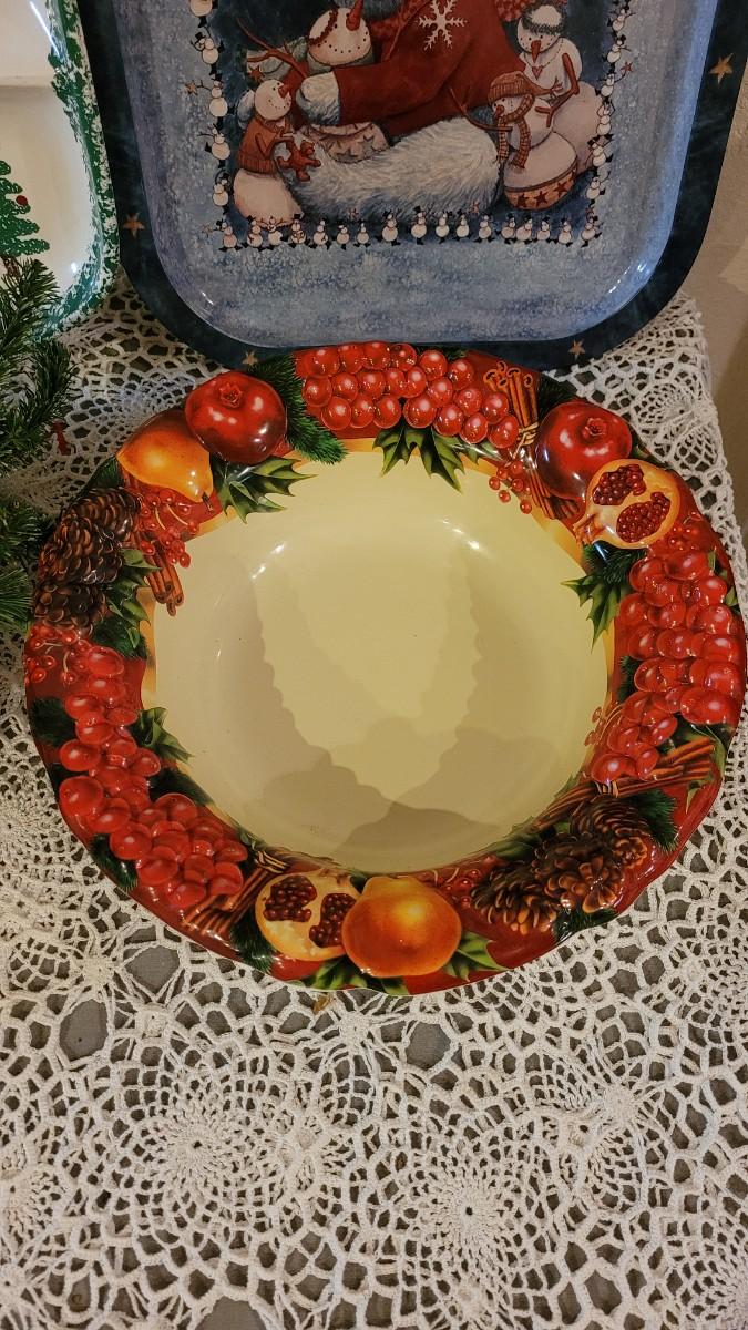 Lot 29 Vintage Plastic Christmas Serving Dishes & Poinsettia Table