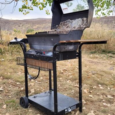 Lot 33: Vintage KENMORE Peek-In Window Gas Grill