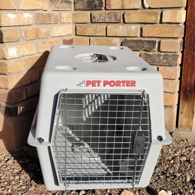 Lot 43: MEDIUM PET PORTER Animal Transport Caddy