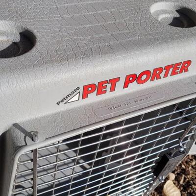 Lot 43: MEDIUM PET PORTER Animal Transport Caddy