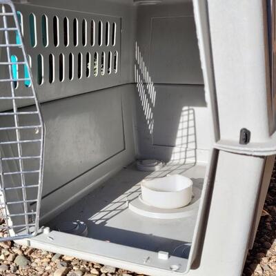 Lot 43: MEDIUM PET PORTER Animal Transport Caddy