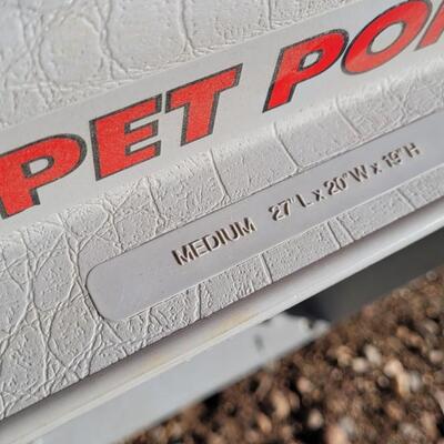 Lot 43: MEDIUM PET PORTER Animal Transport Caddy
