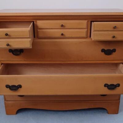 Lot 324: 6 Drawer Wooden Dresser