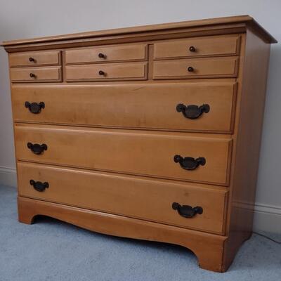 Lot 324: 6 Drawer Wooden Dresser