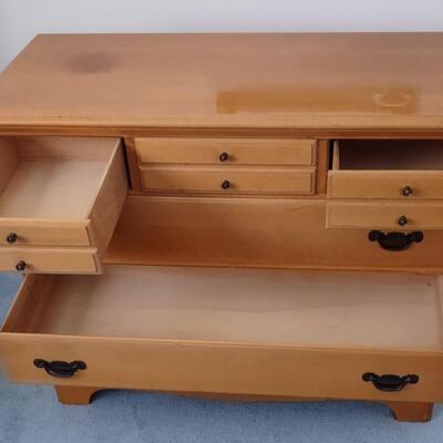 Lot 324: 6 Drawer Wooden Dresser