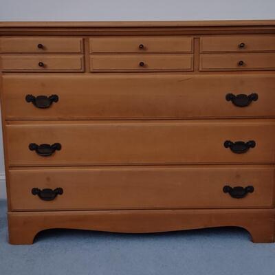 Lot 324: 6 Drawer Wooden Dresser