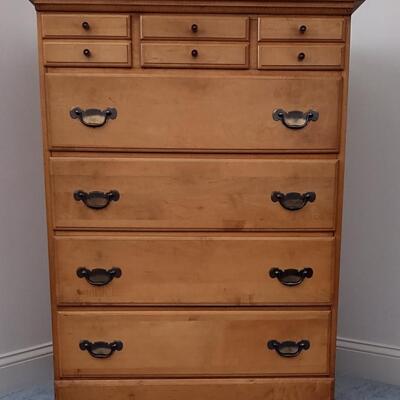 Lot 326: 7 Drawer Wooden Dresser
