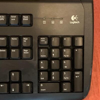 Lot 404: View Sonic Monitor & Logitech Keyboard