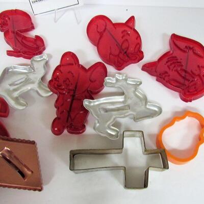 Vintage Lot of Cookie Cutters, Old Plastic 1950s Tom and Jerry and Others, and Aluminum,