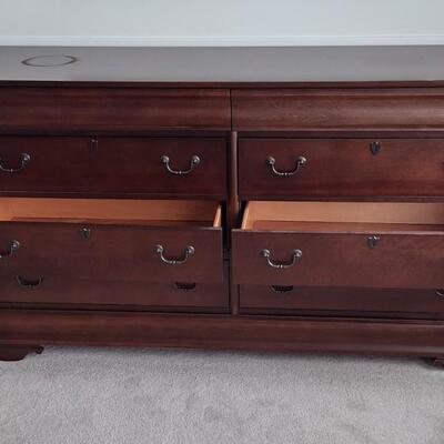 Lot 359: Broyhill Dresser
