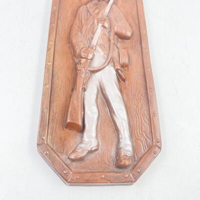 BICENTENNIAL 14â€ MOLDED COLONIAL PATRIOT WALL PLAQUE