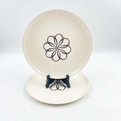 TAYLOR SMITH TAYLOR VERSATILE CHINA BLACK FLOWER 10â€ DINNER PLATES (2)