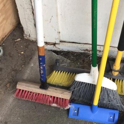 O853 Household Brooms & Brushes Lot