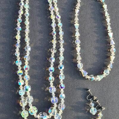 Lot 413: Vintage Glass Bead Necklace Set w/Screwback Earrings