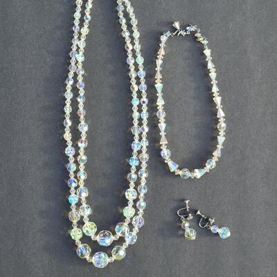 Lot 413: Vintage Glass Bead Necklace Set w/Screwback Earrings