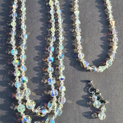 Lot 413: Vintage Glass Bead Necklace Set w/Screwback Earrings