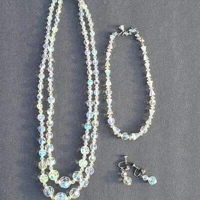 Lot 413: Vintage Glass Bead Necklace Set w/Screwback Earrings
