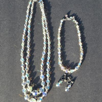 Lot 413: Vintage Glass Bead Necklace Set w/Screwback Earrings