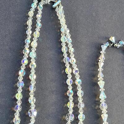 Lot 413: Vintage Glass Bead Necklace Set w/Screwback Earrings