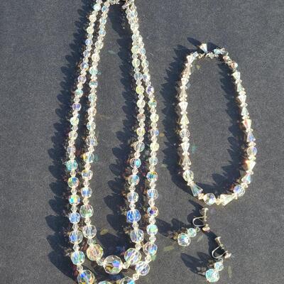 Lot 413: Vintage Glass Bead Necklace Set w/Screwback Earrings