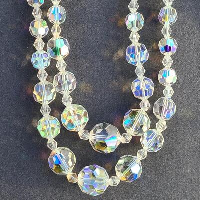 Lot 413: Vintage Glass Bead Necklace Set w/Screwback Earrings