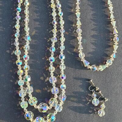 Lot 413: Vintage Glass Bead Necklace Set w/Screwback Earrings