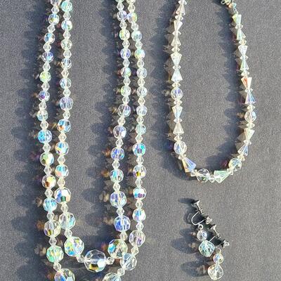 Lot 413: Vintage Glass Bead Necklace Set w/Screwback Earrings