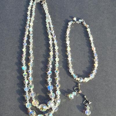 Lot 413: Vintage Glass Bead Necklace Set w/Screwback Earrings