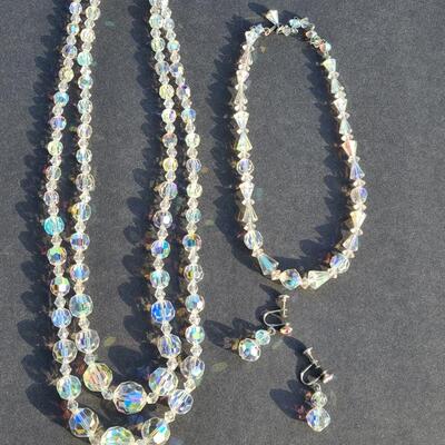 Lot 413: Vintage Glass Bead Necklace Set w/Screwback Earrings