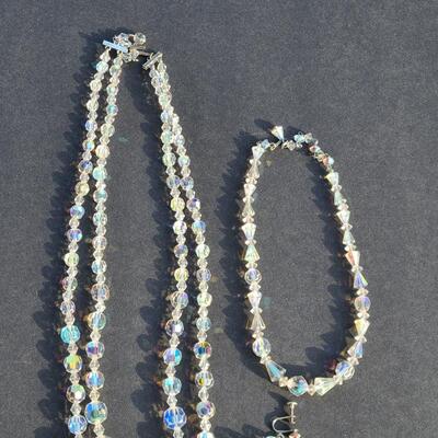 Lot 413: Vintage Glass Bead Necklace Set w/Screwback Earrings