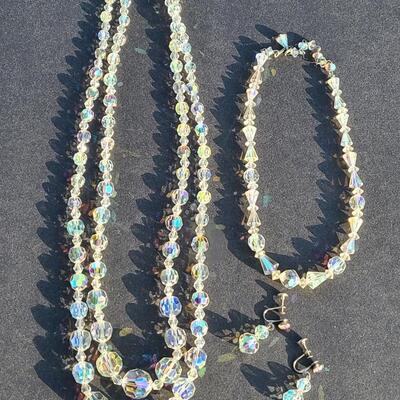 Lot 413: Vintage Glass Bead Necklace Set w/Screwback Earrings