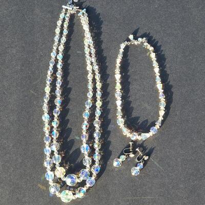 Lot 413: Vintage Glass Bead Necklace Set w/Screwback Earrings