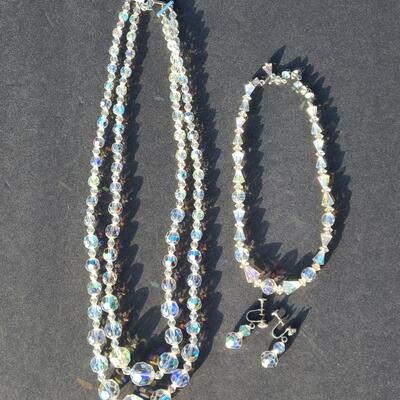 Lot 413: Vintage Glass Bead Necklace Set w/Screwback Earrings