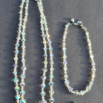 Lot 413: Vintage Glass Bead Necklace Set w/Screwback Earrings
