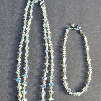 Lot 413: Vintage Glass Bead Necklace Set w/Screwback Earrings